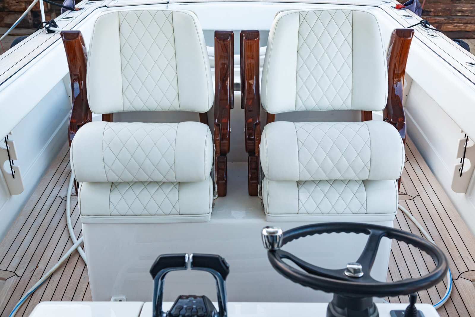 Luxury,Motorboat,Control,Cabin,With,White,Leather,Seats,,Steering,Wheel Boat Captains Chairs Upholstery